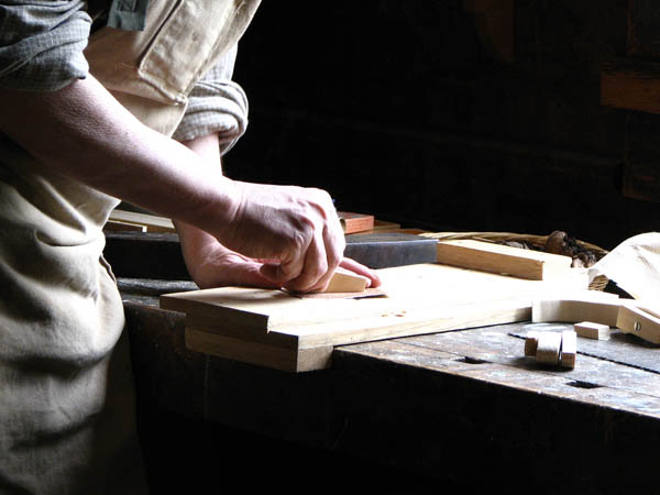 Nacemos de la influencia y formación  heredada en el sector de la <strong>carpintería de madera y ebanistería  en Güesa/Gorza.</strong>